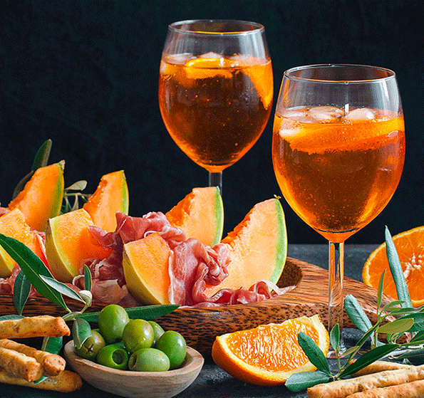 Due bicchieri di spritz con un aperitivo: sono gli spirits.