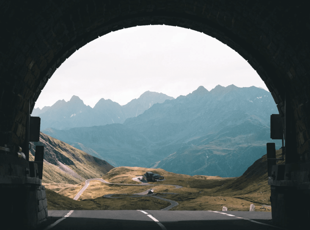 Un tunnel con in fondo la luce. Rappresenta l'economia italiana nel 2023