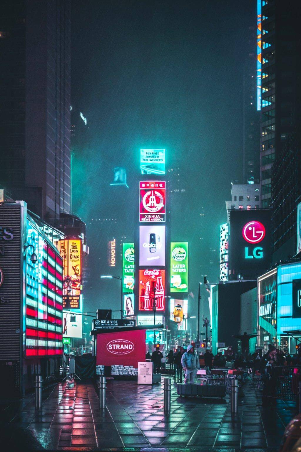 Immagine di Time Square a New York con manifesti pubblicitari. Rappresenta i brand.